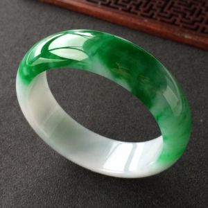 (超值推荐)糯冰种飘翠手镯(56.6mm)