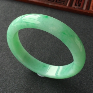 (超值推荐)糯冰种飘翠手镯(56mm)