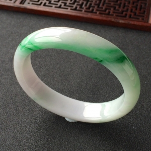 (超值推荐)糯冰种淡春带彩贵妃镯(57.5mm-49.8mm)