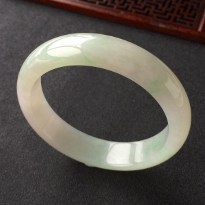 (超值推荐)糯冰种晴水略飘翠手镯(57.5mm)