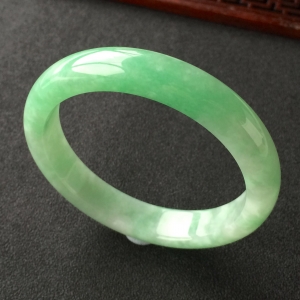 (超值推荐)糯冰种豆绿手镯(55.5mm)