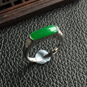 (超值推荐)糯冰种阳绿镶白金钻石戒指