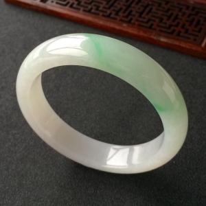 (超值推荐)糯冰种略飘翠手镯(55.4mm)