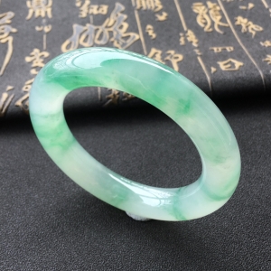 (超值推荐)冰种飘绿花圆条手镯(53.2mm)