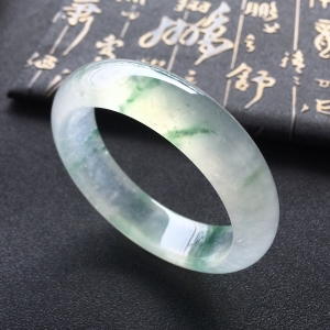 (超值推荐)冰玻种飘绿花手镯(56.5mm)