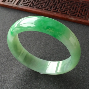 (超值推荐)糯冰种飘翠手镯(61.4mm)