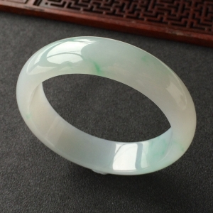 (超值推荐)糯冰种略飘绿花手镯(56.8mm)