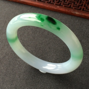 (超值推荐)糯冰种飘翠圆条手镯(56mm)
