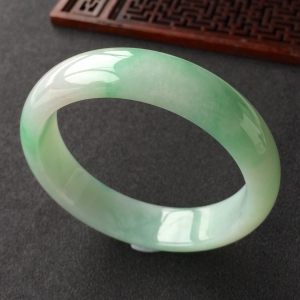 (超值推荐)糯冰种飘绿花手镯(58.8mm)