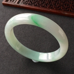 (超值推荐)糯冰种略飘翠手镯(58.1mm)