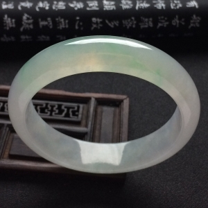 （超值推荐）糯冰种春带彩手镯（55.2mm）