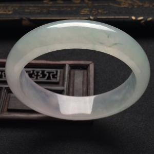 （超值推荐）糯冰种略飘花手镯（56.5mm）