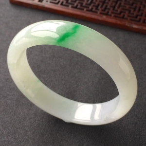 (超值推荐)糯冰种飘翠手镯(59.6mm)