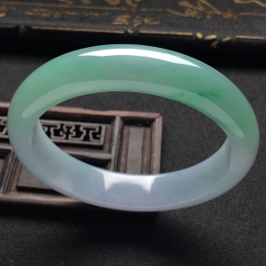 （超值推荐）糯冰种春带彩手镯（58mm）