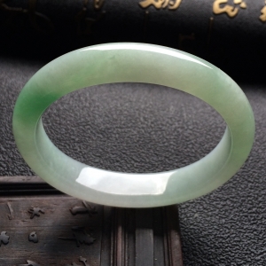 （超值推荐）糯冰种晴水贵妃镯（50.8mm-43.9mm）
