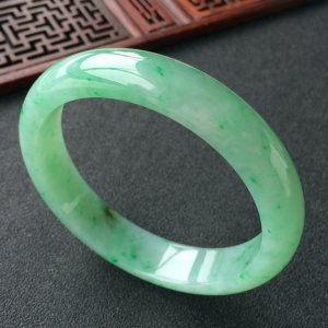 (超值推荐)糯冰种飘翠手镯(58mm)
