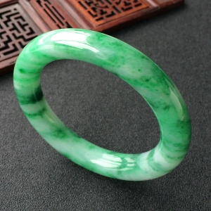 (超值推荐)糯冰种飘翠圆条手镯(54.1mm)