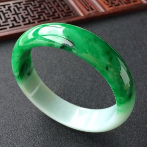 (超值推荐)糯冰种翠色手镯(59.6mm)