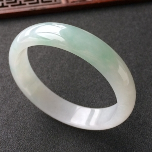 (超值推荐)糯冰种略飘花手镯(55.7mm)