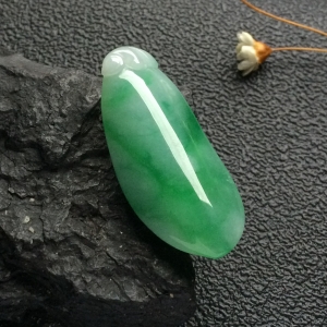 （超值推荐）糯冰种飘翠福瓜挂件