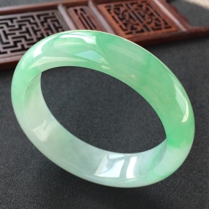 (超值推荐)糯冰种飘翠手镯(56.6mm)