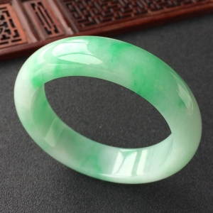(超值推荐)糯冰种飘翠手镯(56.6mm)