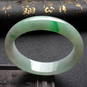 （超值推荐）糯冰种飘翠手镯（57.7mm）