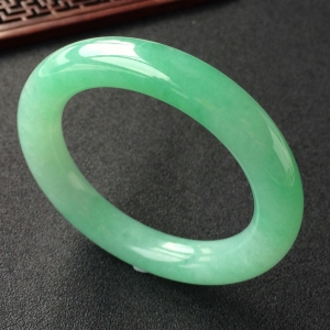 (超值推荐)糯冰种浅绿圆条手镯(55.3mm)