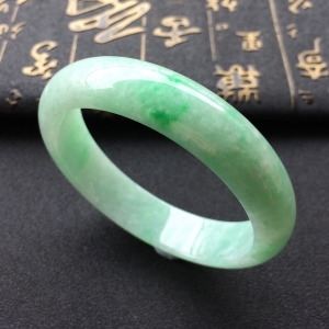 (超值推荐)糯冰种飘翠手镯(57.3mm)