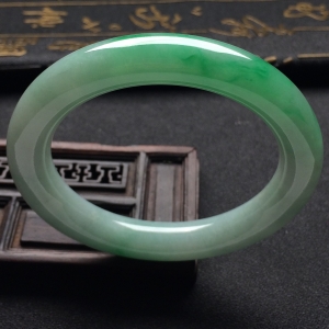（超值推荐）糯冰种飘翠圆条手镯（55.1mm）
