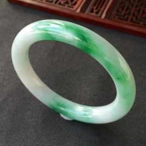 (超值推荐)糯冰种飘翠圆条手镯(55.3mm)