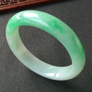 (超值推荐)糯冰种飘翠手镯(58.6mm)