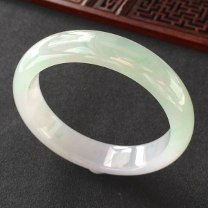 (超值推荐)糯冰种晴水略飘翠手镯(56.2mm)