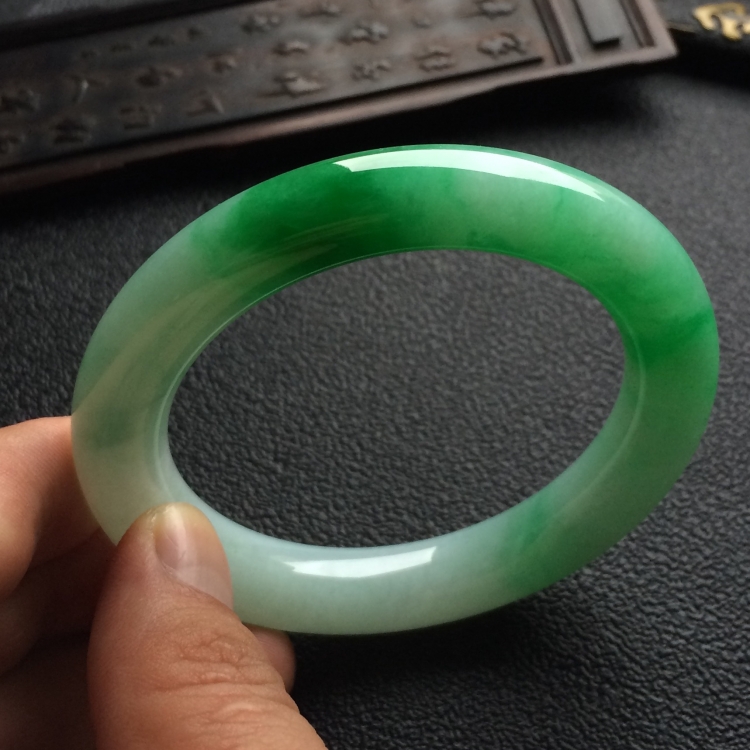 （超值推荐）糯冰种飘翠圆条手镯（55.3mm）