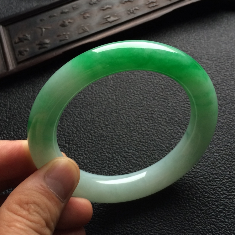 （超值推荐）糯冰种飘翠圆条手镯（55.5mm）