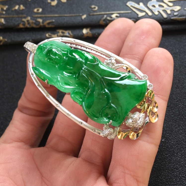 (超值推荐)糯冰种阳绿镶白金钻石站观音胸坠