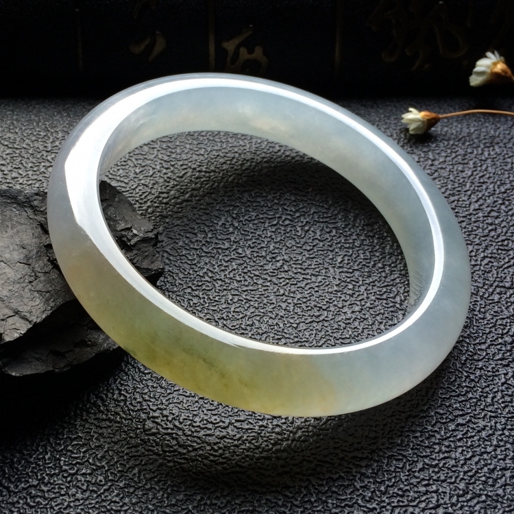 （超值推荐）糯冰种略带褐黄翡手镯（54.2mm）