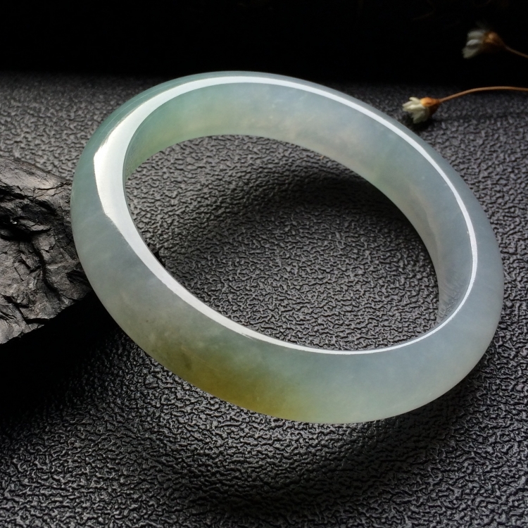 （超值推荐）糯冰种略带褐黄翡手镯（54.1mm）