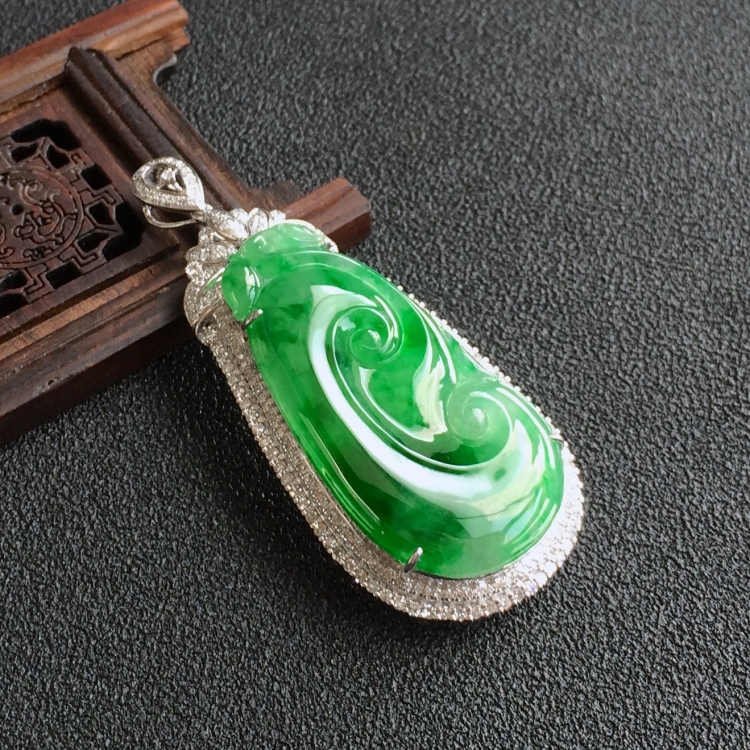 (超值推荐)冰种飘翠镶白金钻石如意胸坠