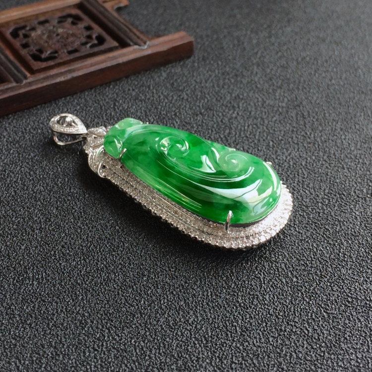 (超值推荐)冰种飘翠镶白金钻石如意胸坠