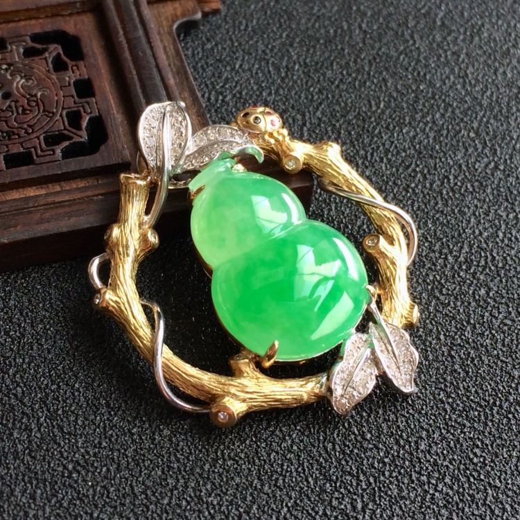 (超值推荐)糯冰种翠色镶彩金钻石葫芦胸坠