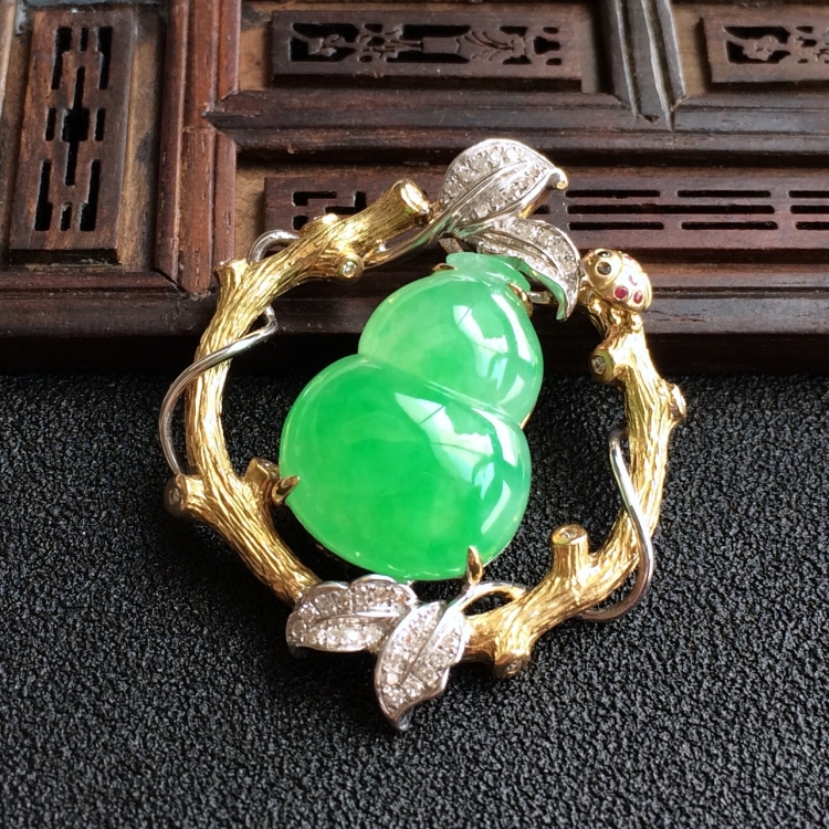 (超值推荐)糯冰种翠色镶彩金钻石葫芦胸坠