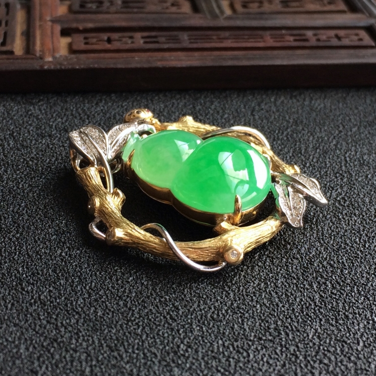 (超值推荐)糯冰种翠色镶彩金钻石葫芦胸坠