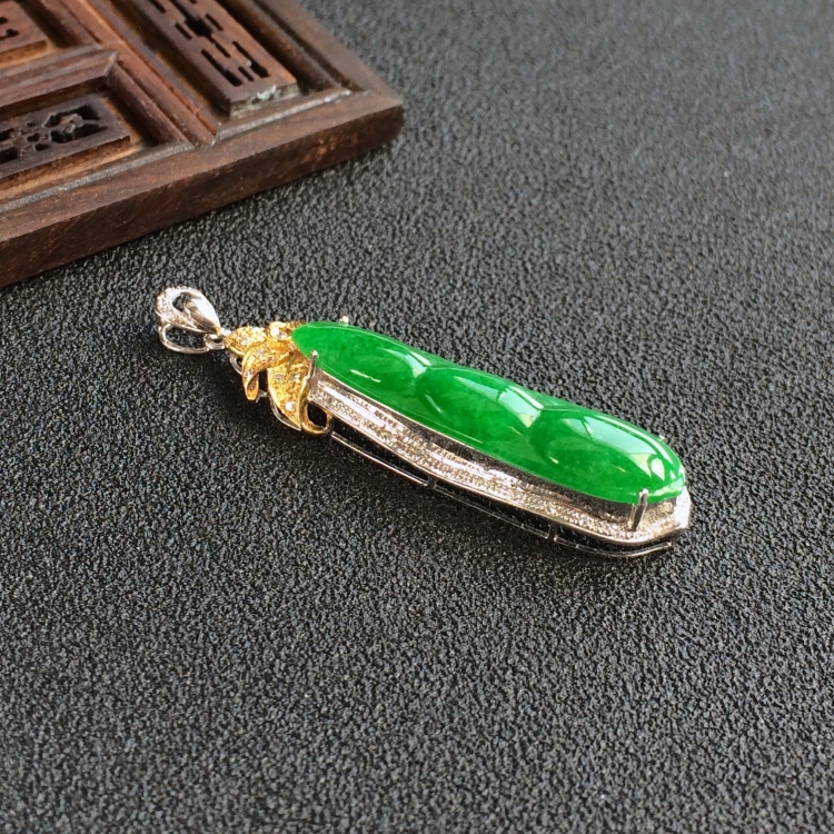 (超值推荐)糯冰种阳绿镶彩金钻石福豆胸坠