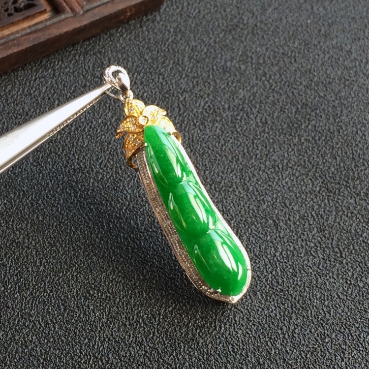 (超值推荐)糯冰种阳绿镶彩金钻石福豆胸坠