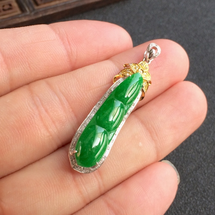 (超值推荐)糯冰种阳绿镶彩金钻石福豆胸坠