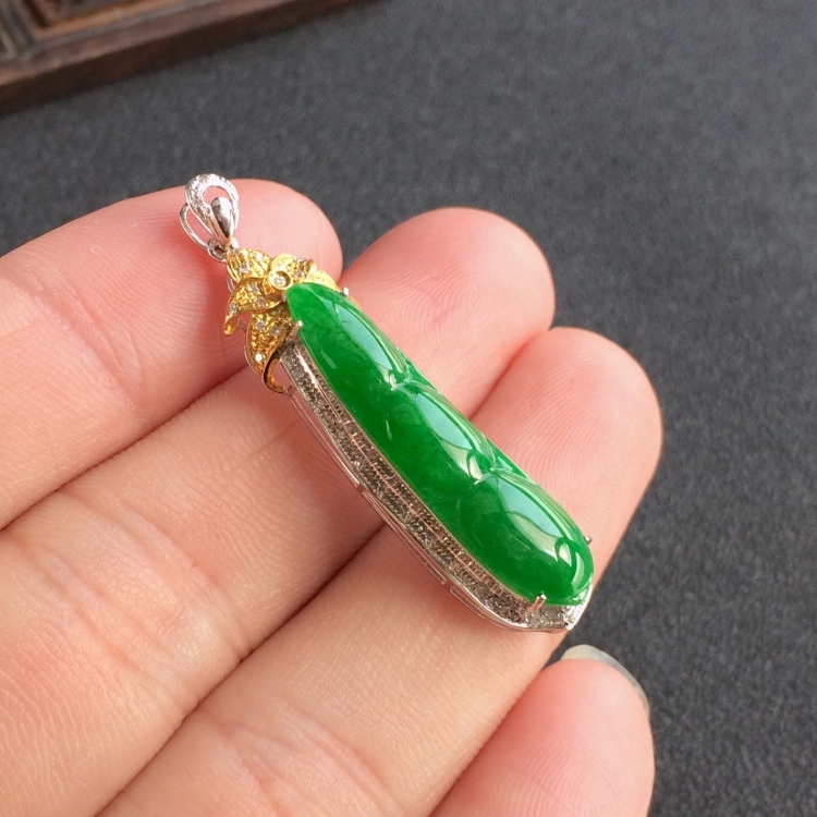 (超值推荐)糯冰种阳绿镶彩金钻石福豆胸坠