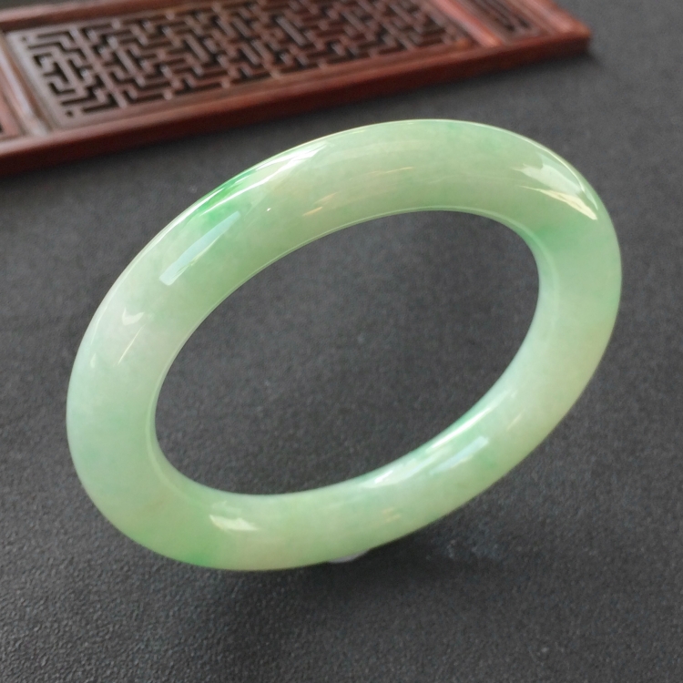 (超值推荐)糯冰种飘翠圆条手镯(56.7mm)