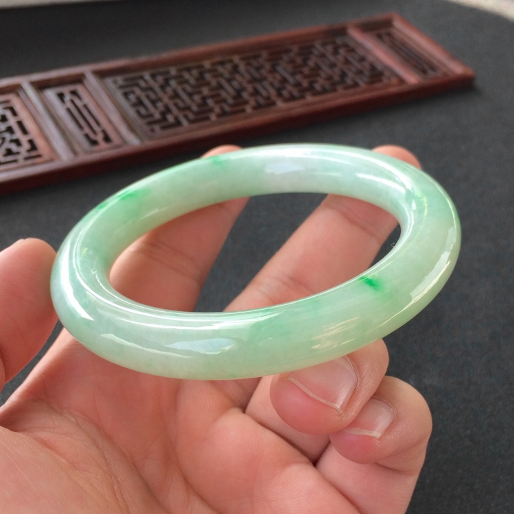 (超值推荐)糯冰种飘翠圆条手镯(56.7mm)