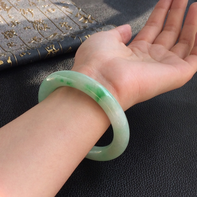 (超值推荐)糯冰种飘翠圆条手镯(56.7mm)